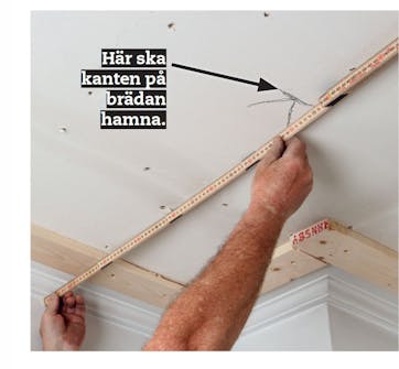 Gipsskivor tak: Mät från väggen till kanten på den första brädan Gipsskivor tak: Mät från väggen till kanten på den första brädan